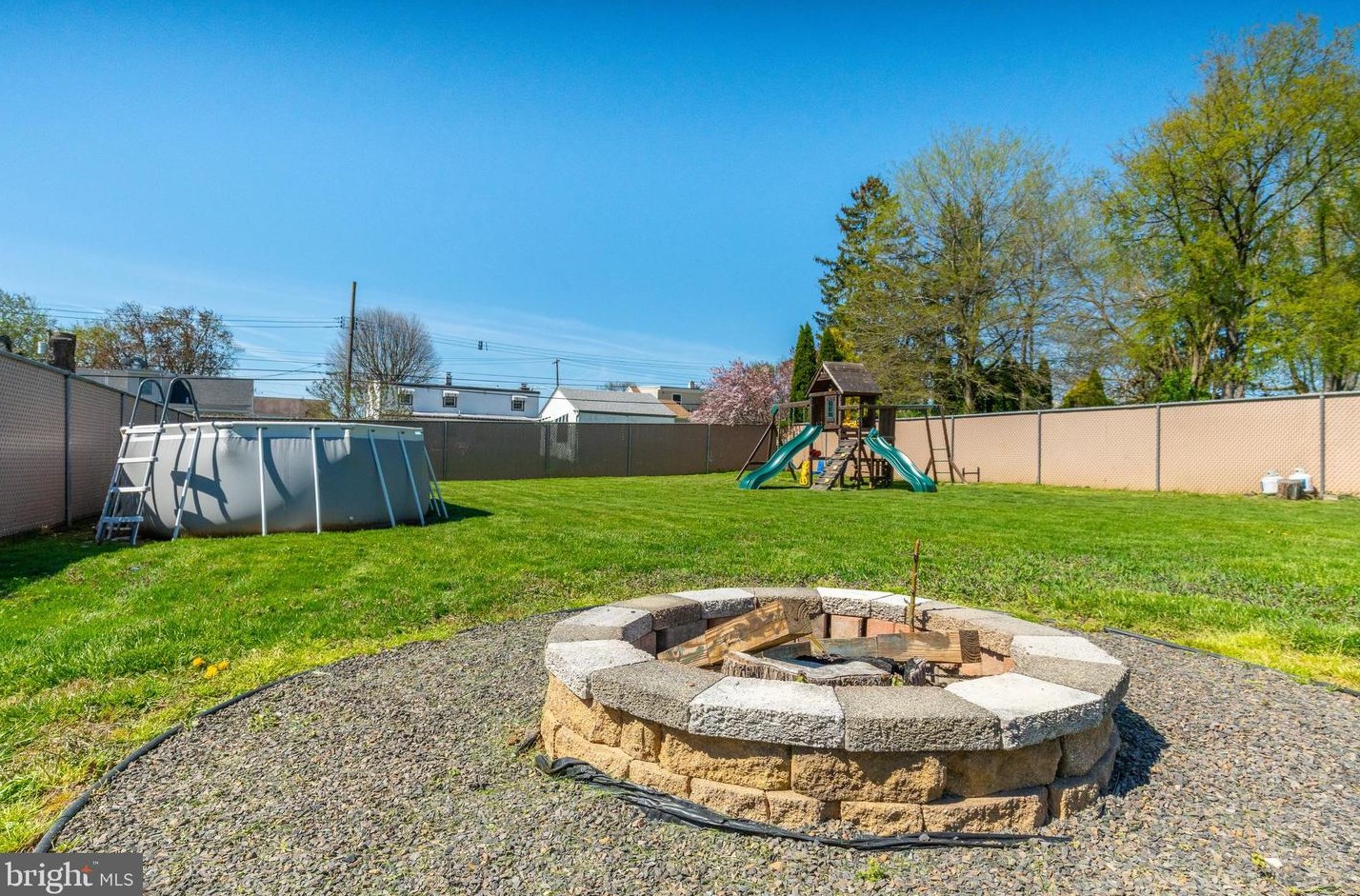 1112 Norwalk Rd, Philadelphia PA 19115-2512 exterior