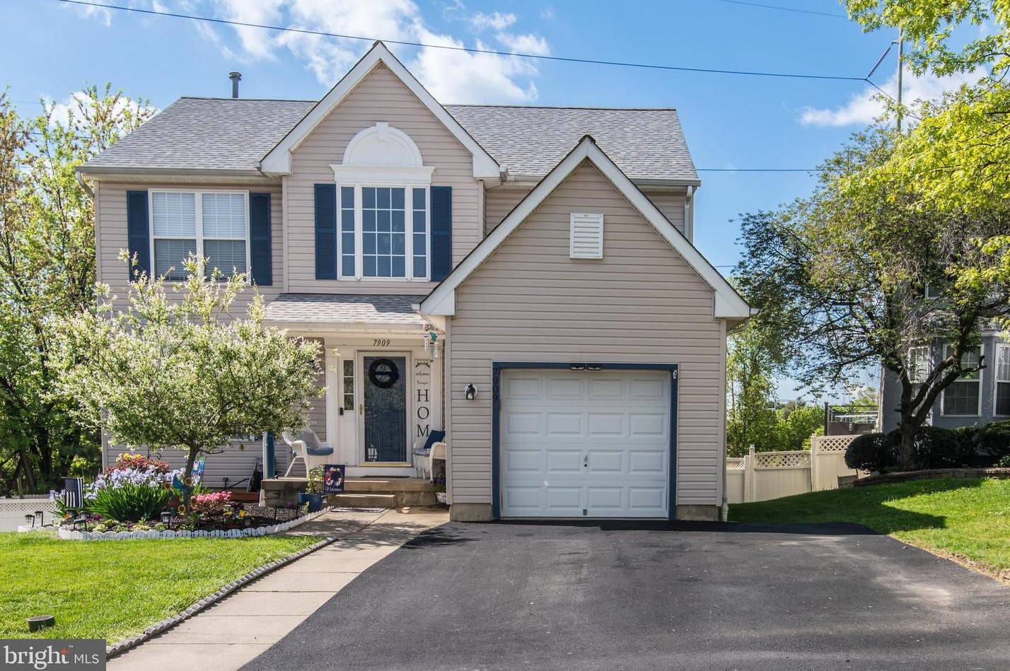 7909 Fox Run Ln, Philadelphia, PA 19111-2654