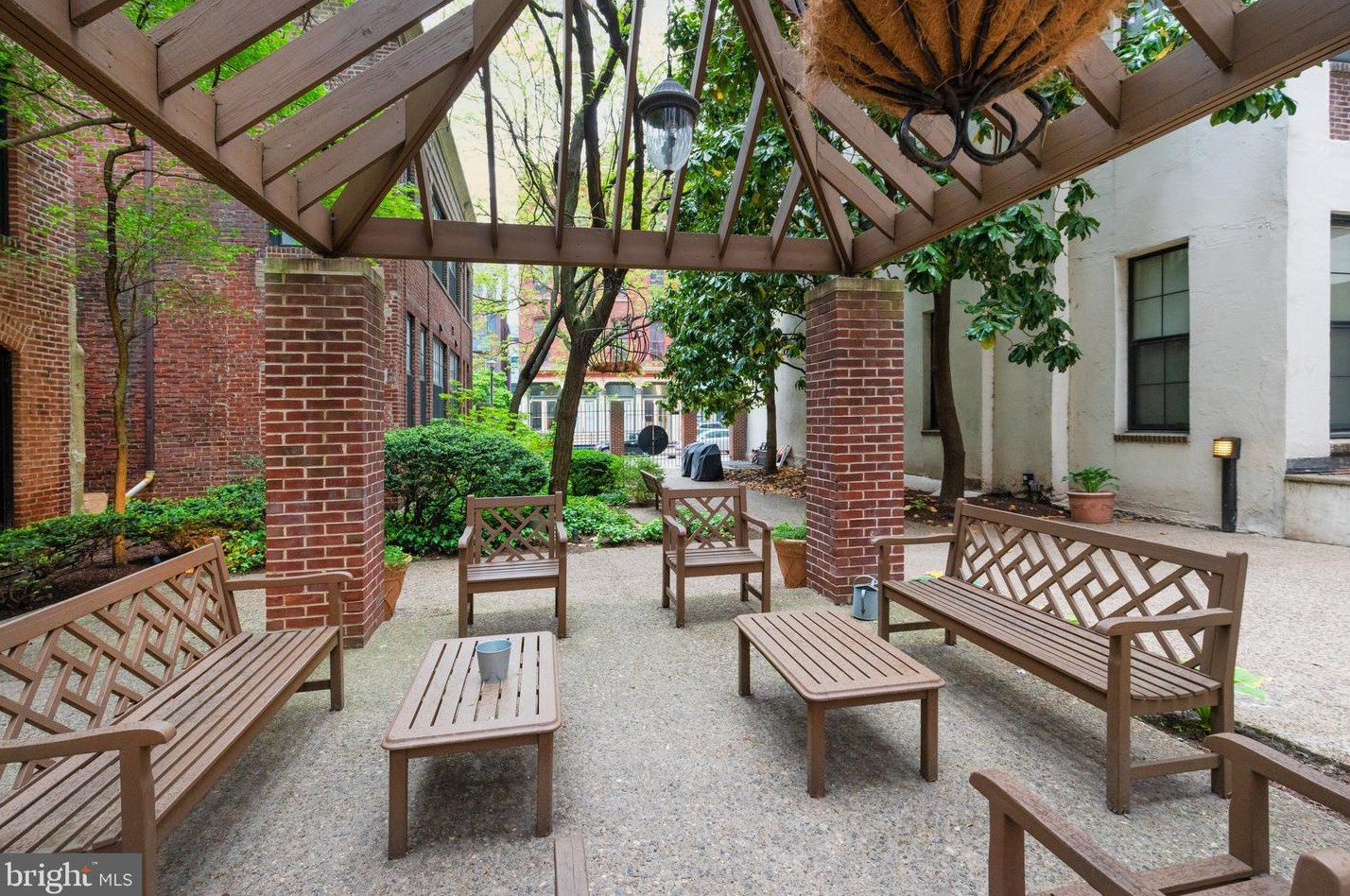 315 New St, Philadelphia PA 19106-1132 exterior