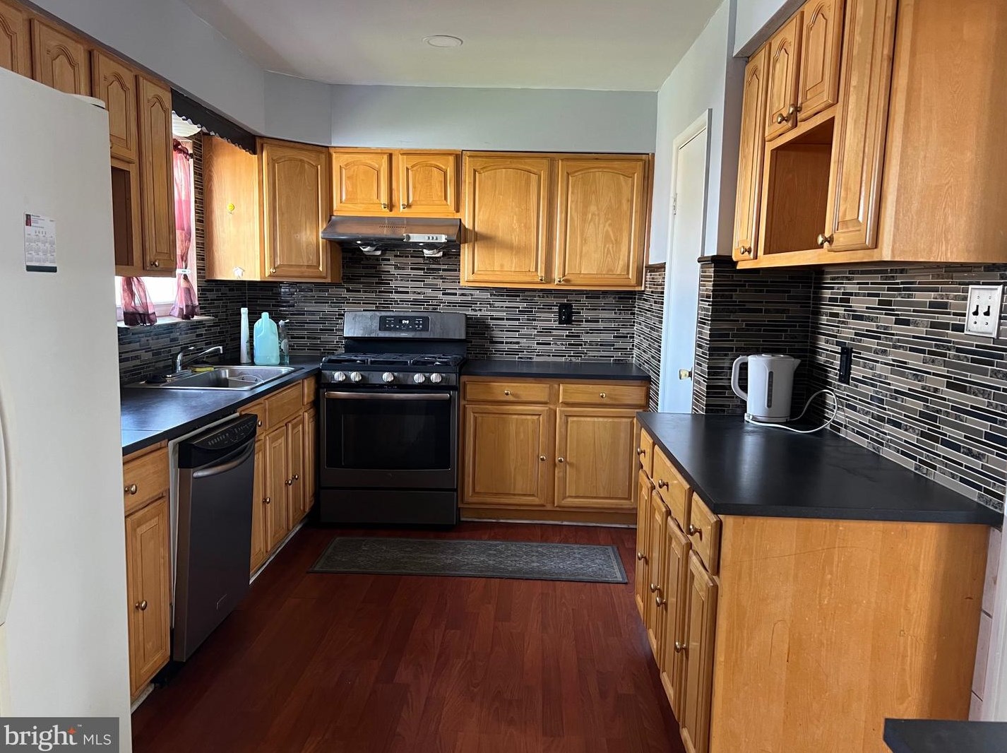 9946 Wingtip Rd, Philadelphia PA 19115-1708 exterior