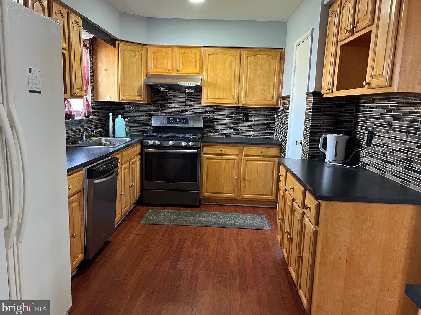 9946 Wingtip Rd, Philadelphia PA 19115-1708 exterior