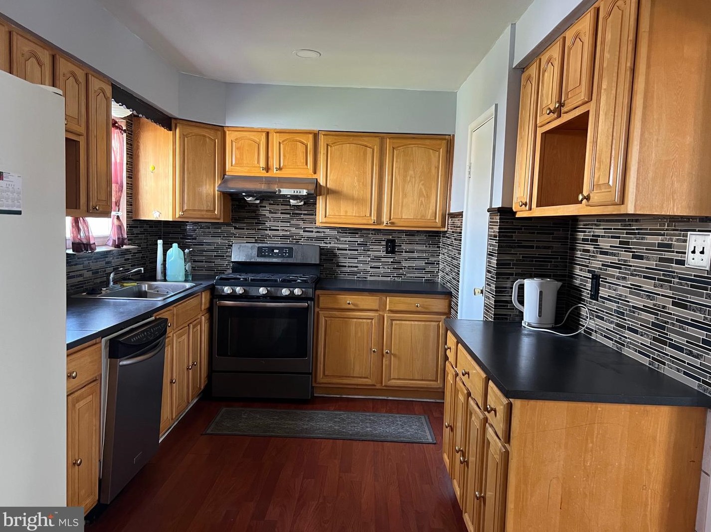 9946 Wingtip Rd, Philadelphia PA 19115-1708 exterior