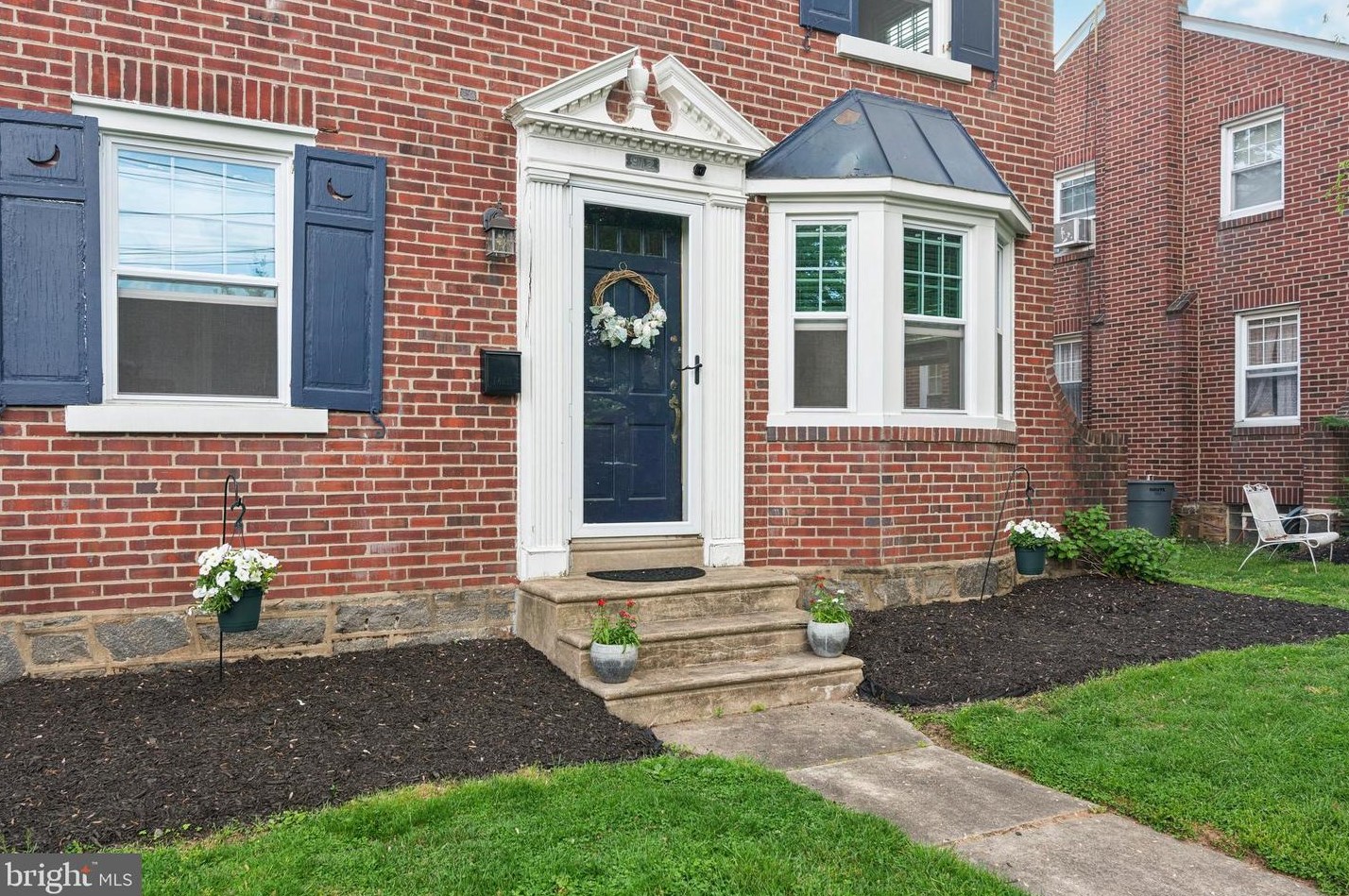 912 Rhawn St, Philadelphia, PA 19111-2627