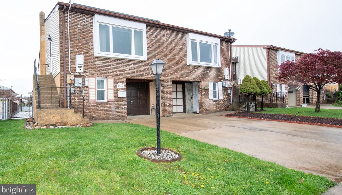 7906 Revere St, Philadelphia, PA 19152-3435
