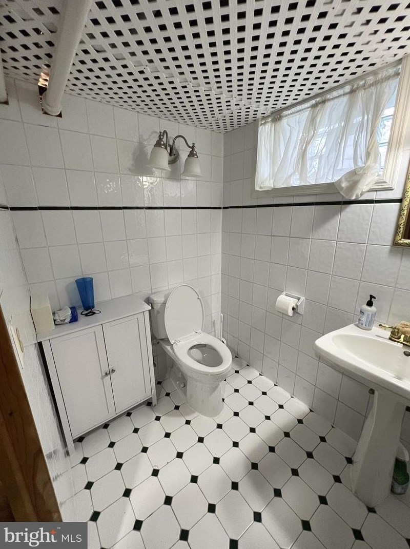 7323 Sackett St, Philadelphia PA 19152-4511 exterior