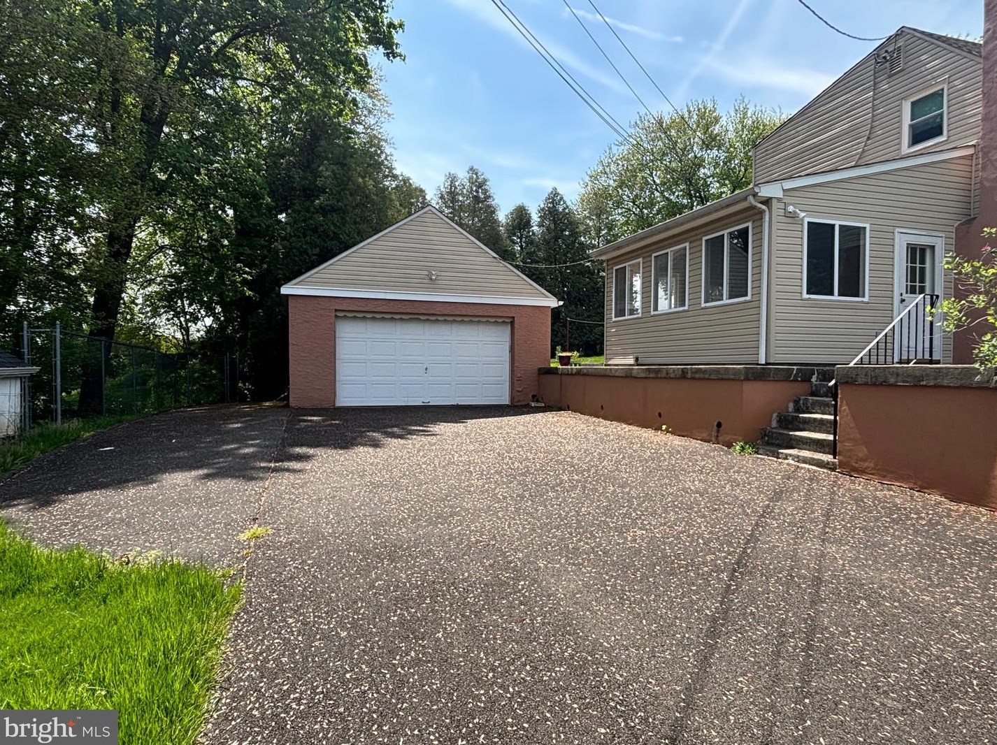 15141 Wayside Rd, Philadelphia, PA 19116-1403