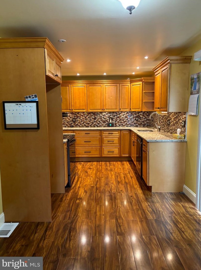 15141 Wayside Rd, Philadelphia PA 19116-1403 exterior