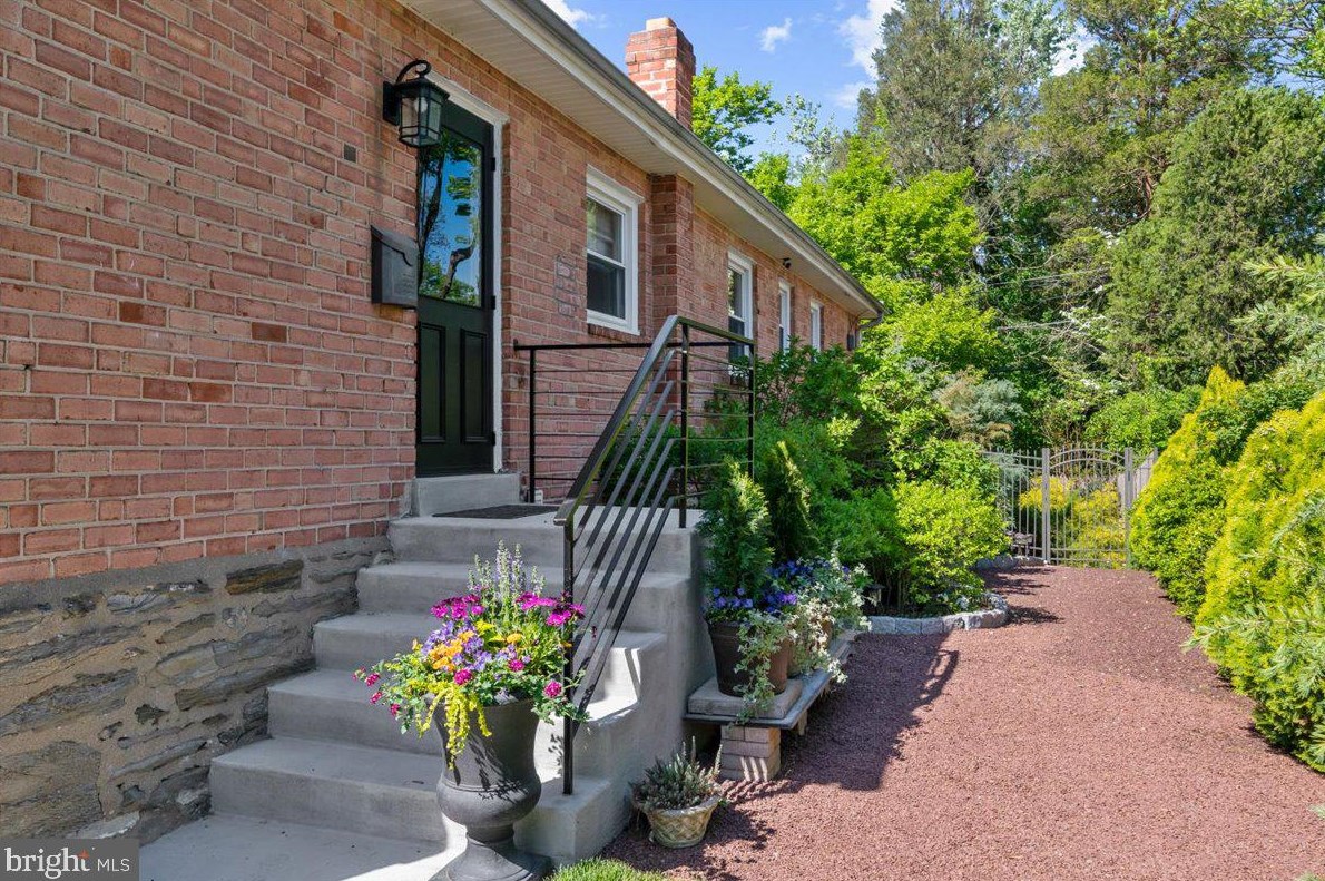 7719 Crefeld St, Philadelphia, PA 19118-4022