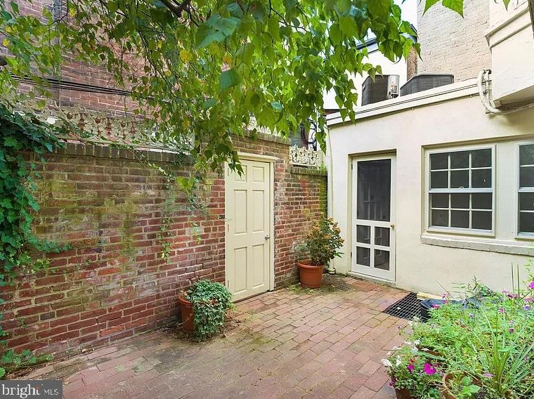 1914 Panama St, Philadelphia PA 19103-6610 exterior