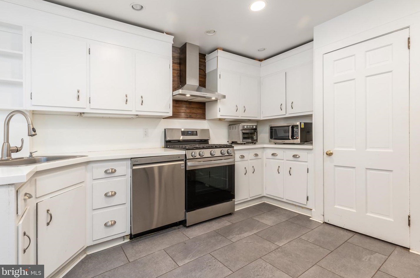 1914 Panama St, Philadelphia PA 19103-6610 exterior