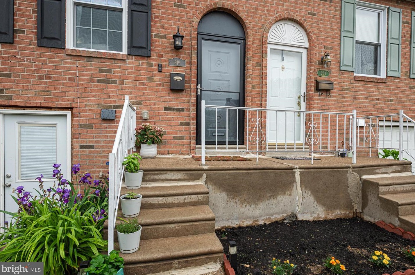 219 Goodford Rd, Philadelphia, PA 19154-4321