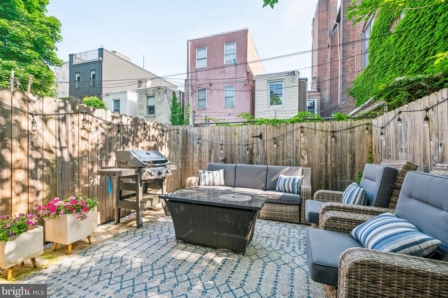 1827 Pemberton St, Philadelphia PA  19146-1823 exterior