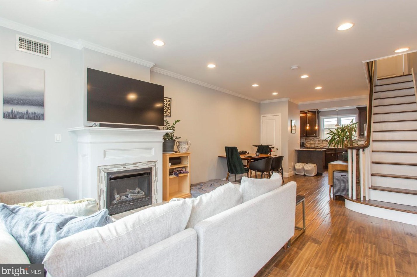 713 Mcclellan St, Philadelphia, PA 19148-1710