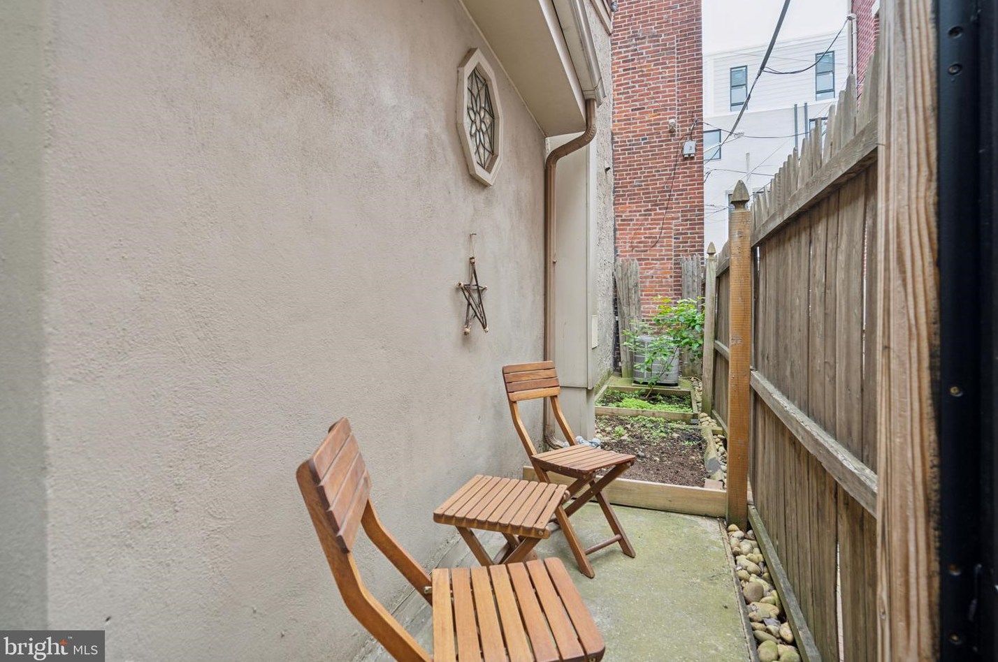 241 Montrose St, Philadelphia PA  19147-4226 exterior