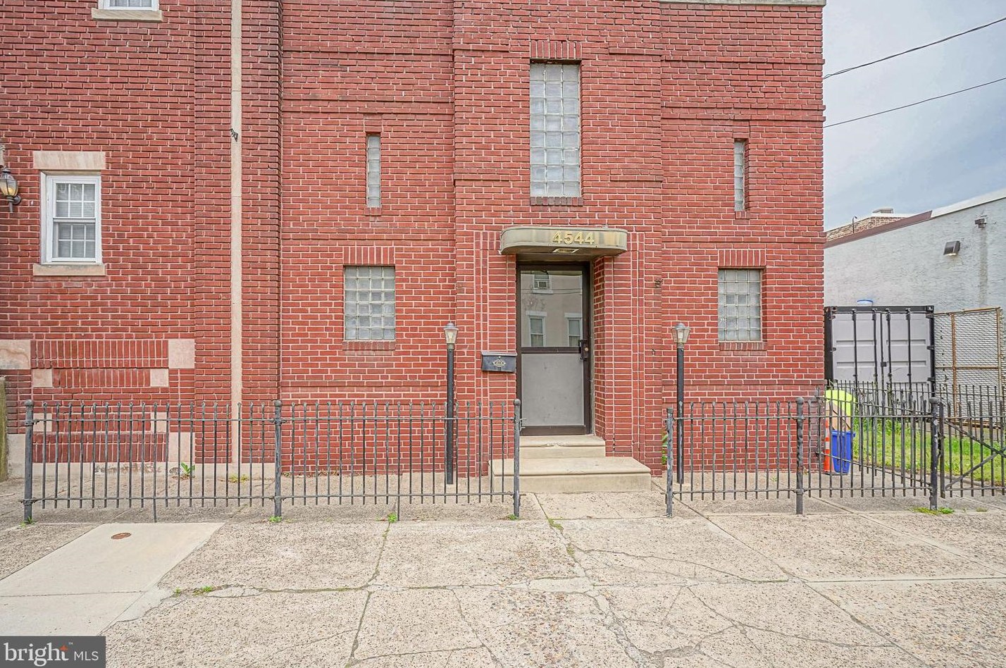 4544 Almond St, Philadelphia, PA 19137-1716