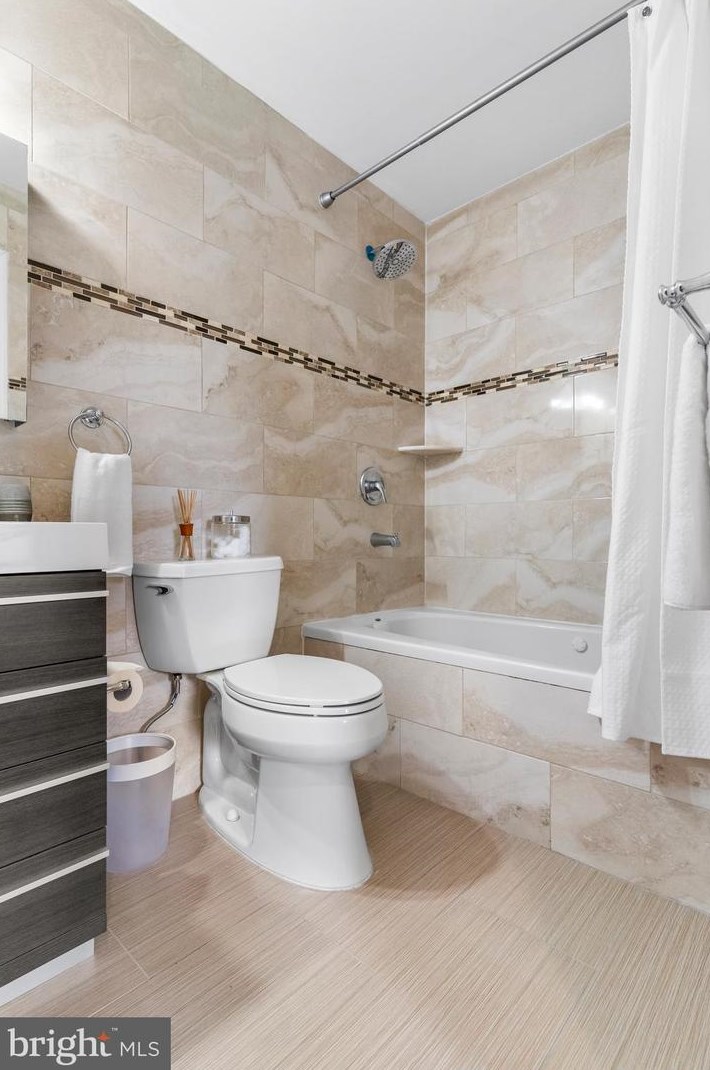 631 Bambrey St, Philadelphia PA 19130-1304 exterior