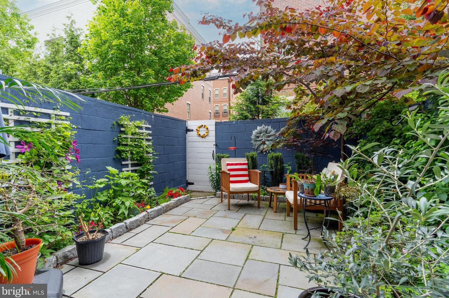 631 Bambrey St, Philadelphia PA 19130-1304 exterior