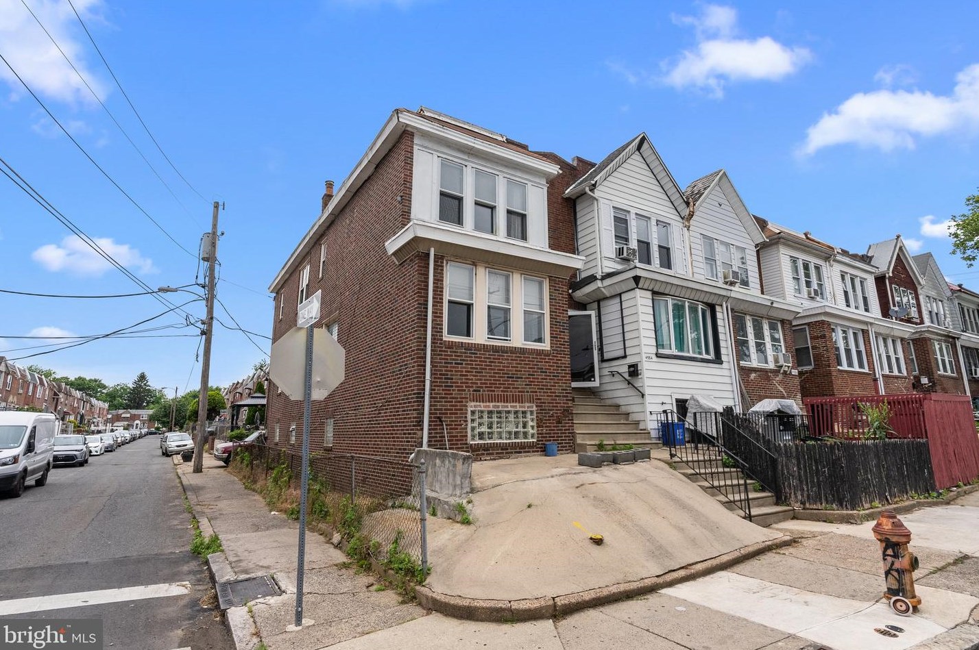 4582 G St, Philadelphia, PA 19120-4635