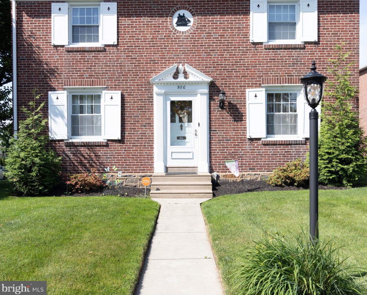 920 Rhawn St, Philadelphia, PA 19111-2627