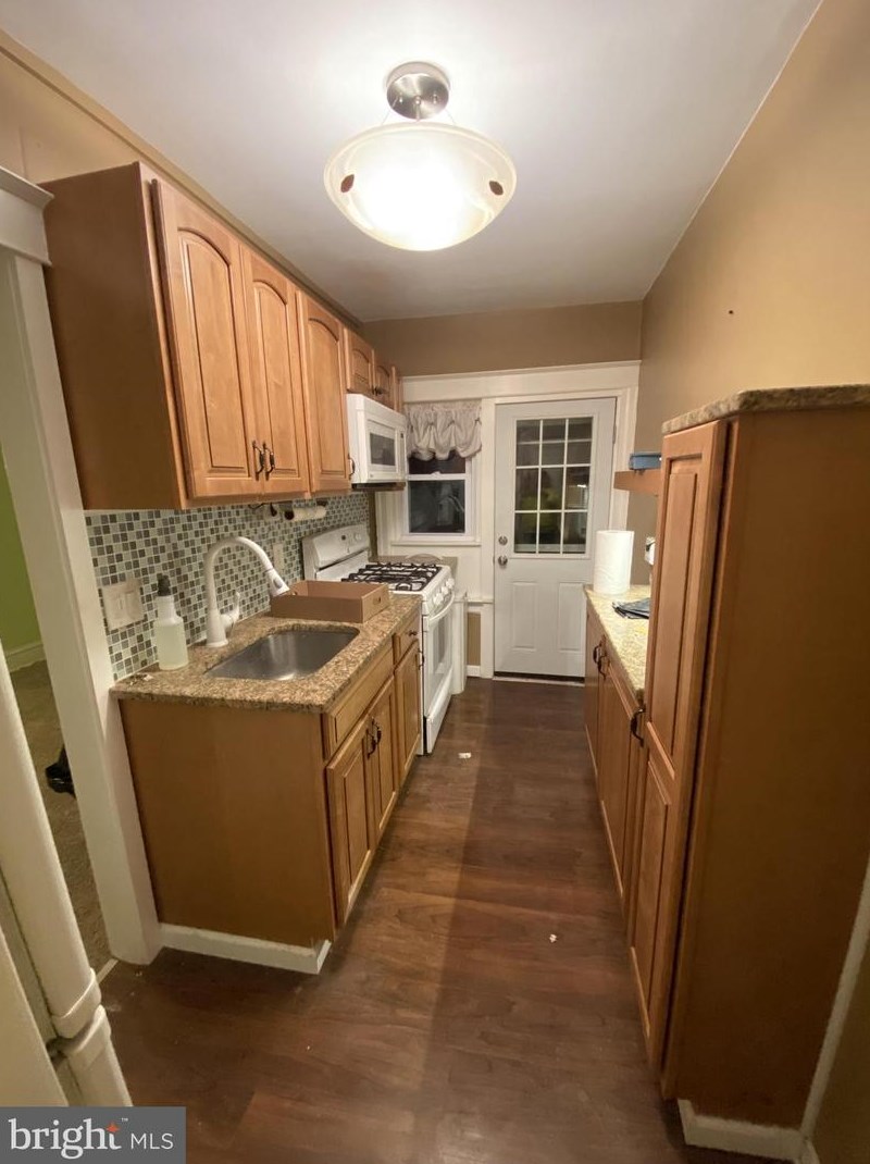 417 Naomi St, Philadelphia, PA 19128-3619