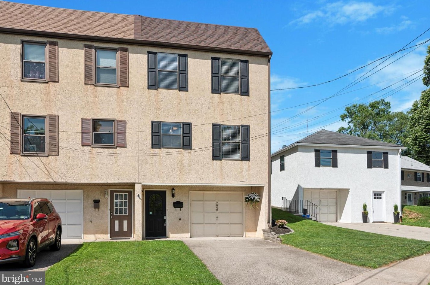 7042 Matthias St, Philadelphia, PA 19128-3212