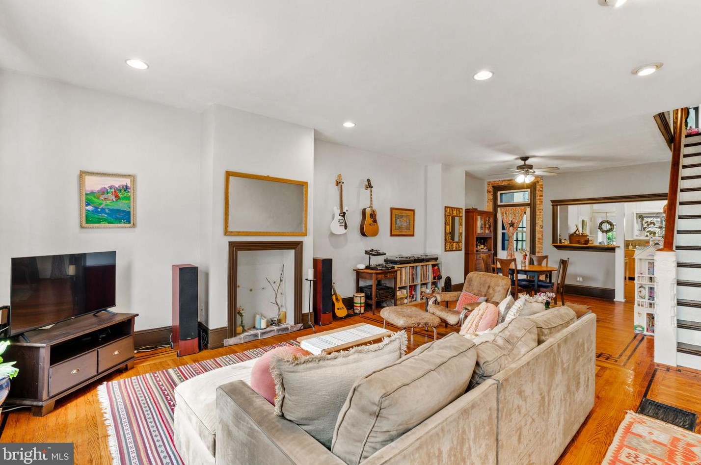 133 Kalos St, Philadelphia, PA 19128-3829