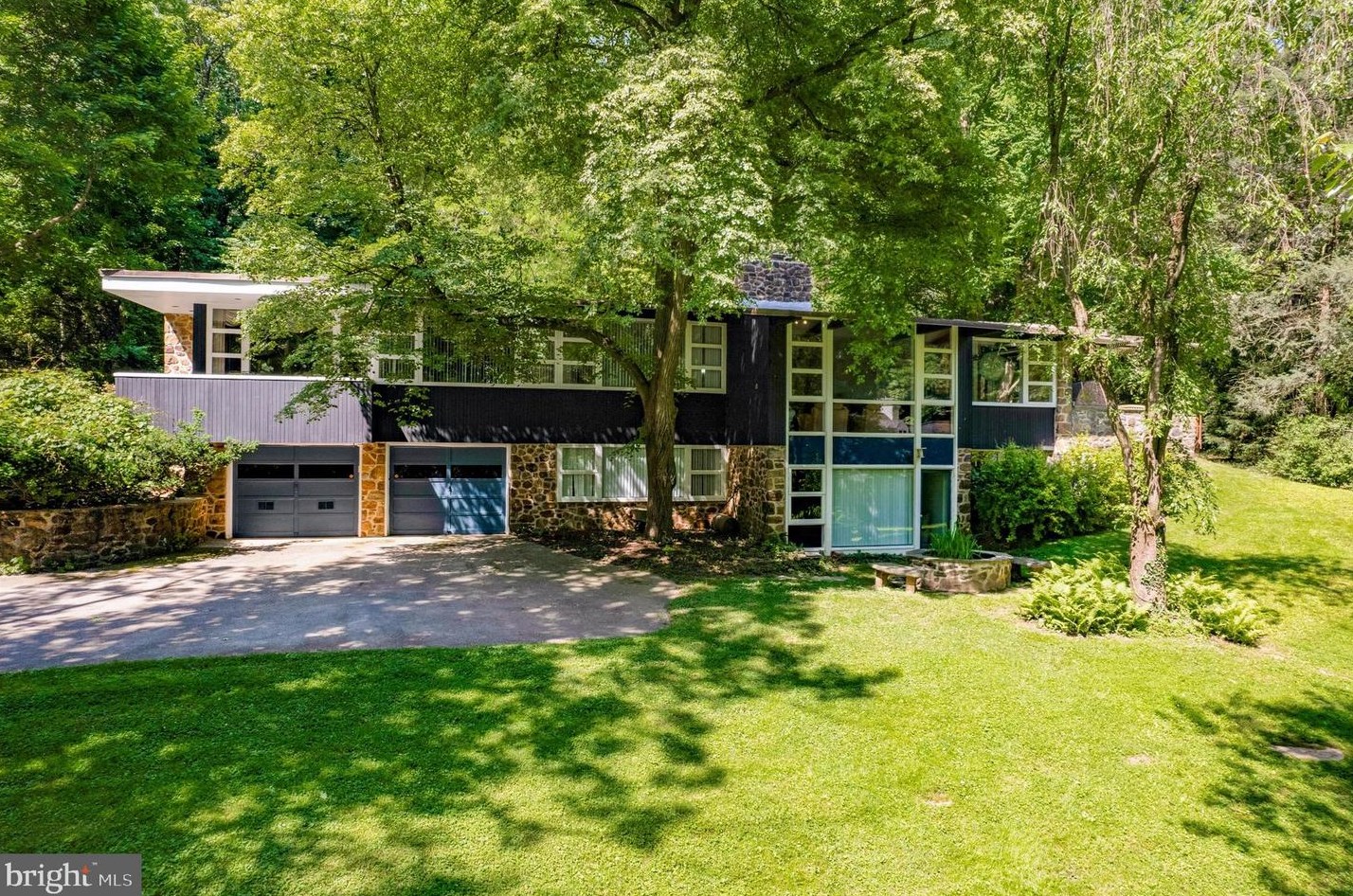 4029 Apalogen Rd, Philadelphia, PA 19129-5502