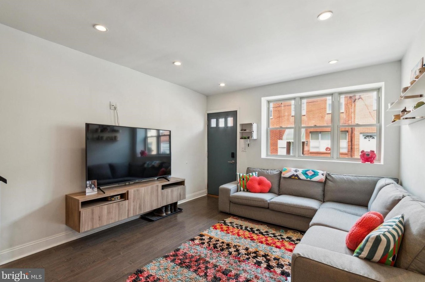 924 Hoffman St, Philadelphia, PA 19148-2325