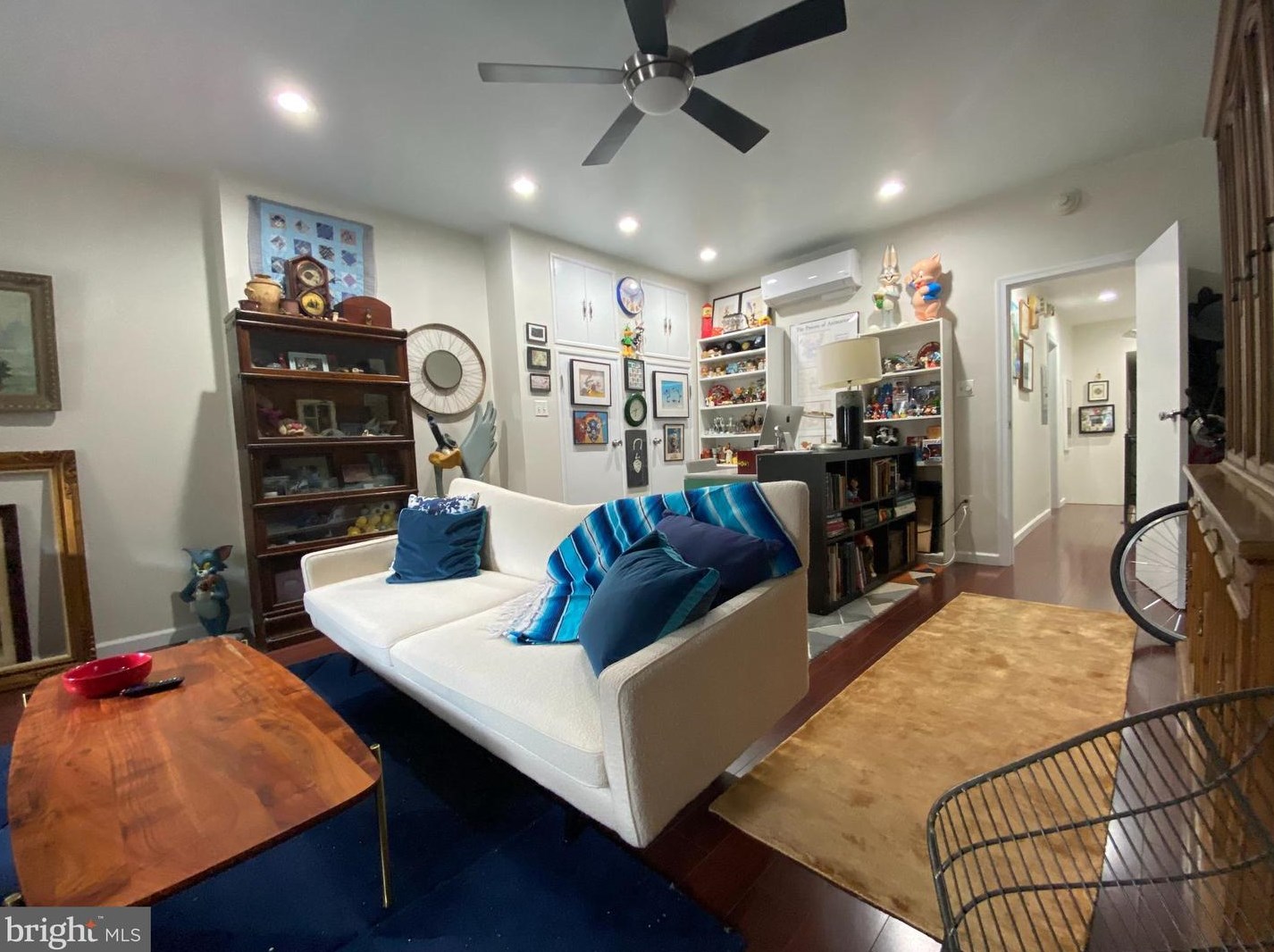 915 S 8th St, Philadelphia, PA 19123