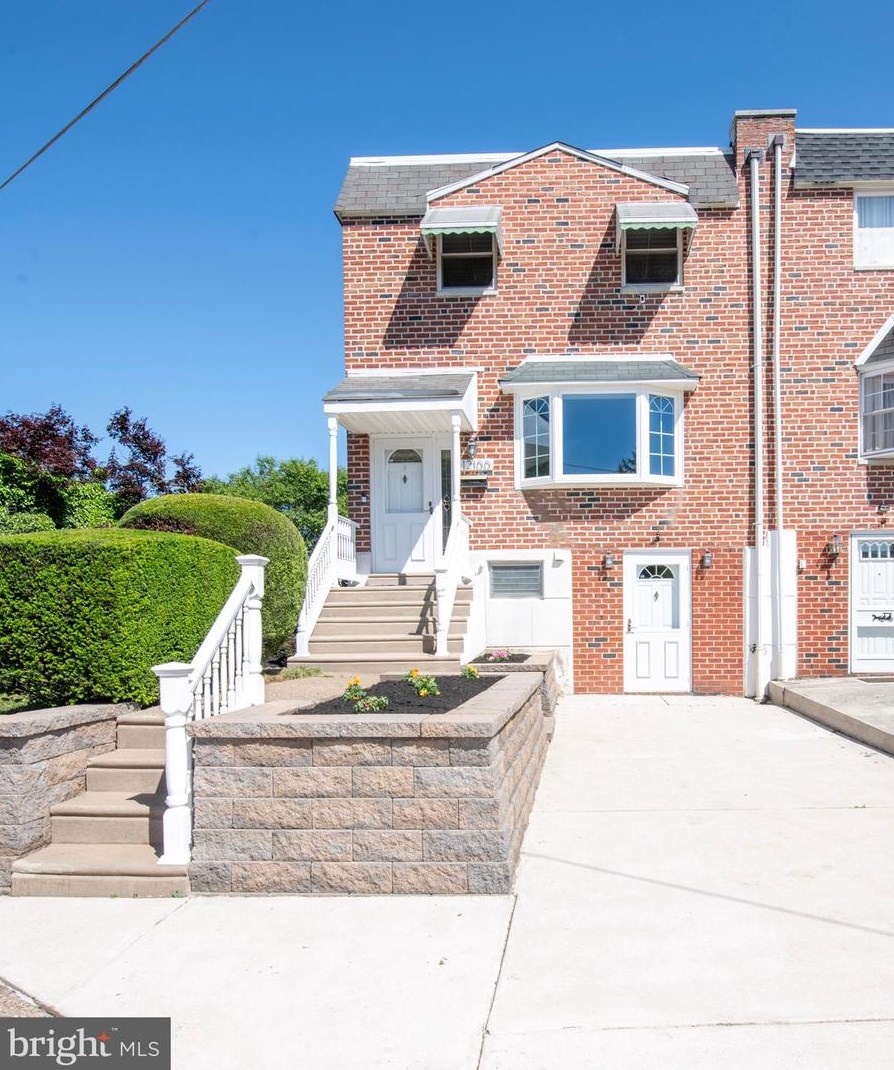 12100 Ranier Rd, Philadelphia, PA 19154-1827