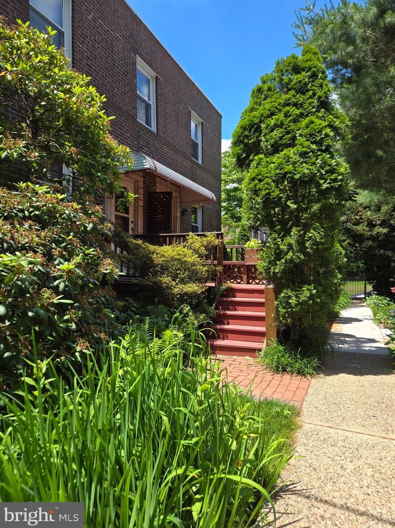 653 Park Ln, Philadelphia, PA 19144-3712