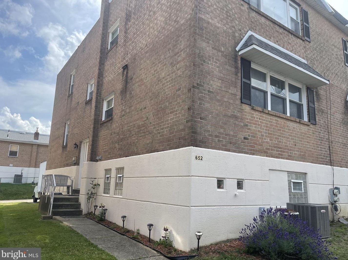 652 Parlin St, Philadelphia, PA 19116-3624