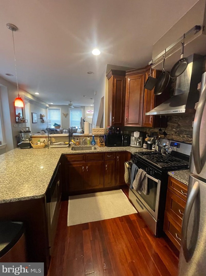 335 Carson St, Philadelphia, PA 19128