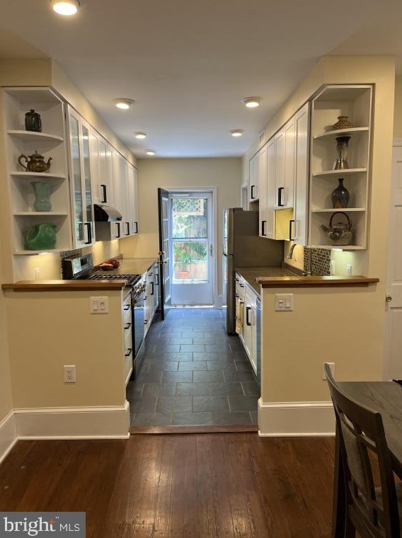 825 Corinthian Ave, Philadelphia PA 19130-1442 exterior