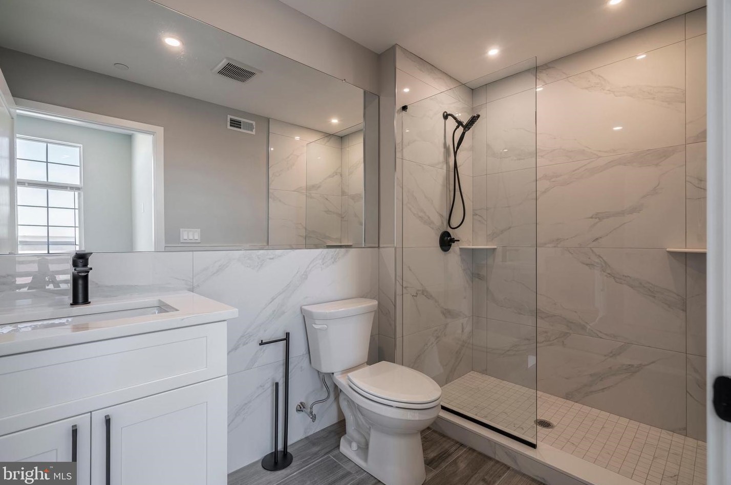 2401 Washington Ave, Philadelphia PA 19146-2437 exterior