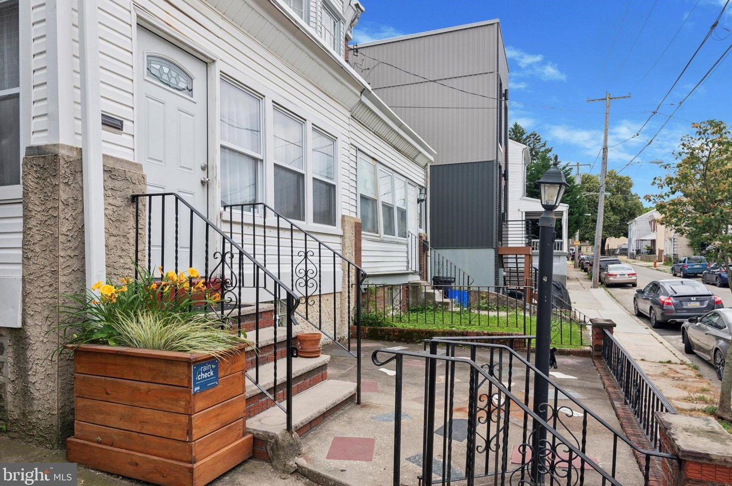 68 Sharpnack St, Philadelphia, PA 19119-2235