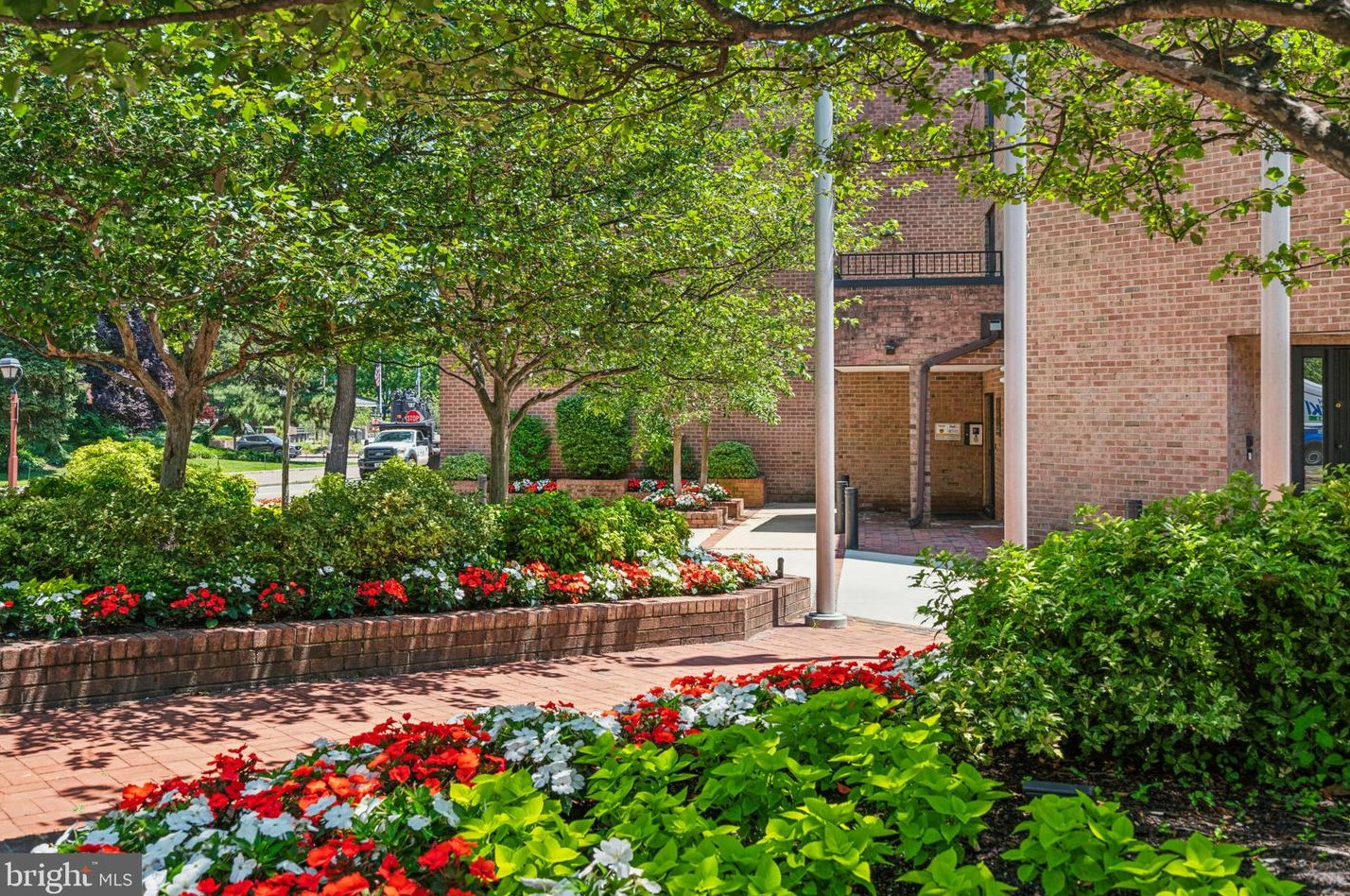 130 Spruce St, Philadelphia PA  19106-4319 exterior