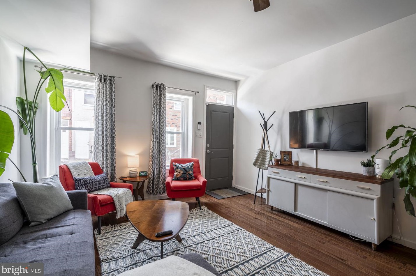 1825 Hoffman St, Philadelphia, PA 19145-2925