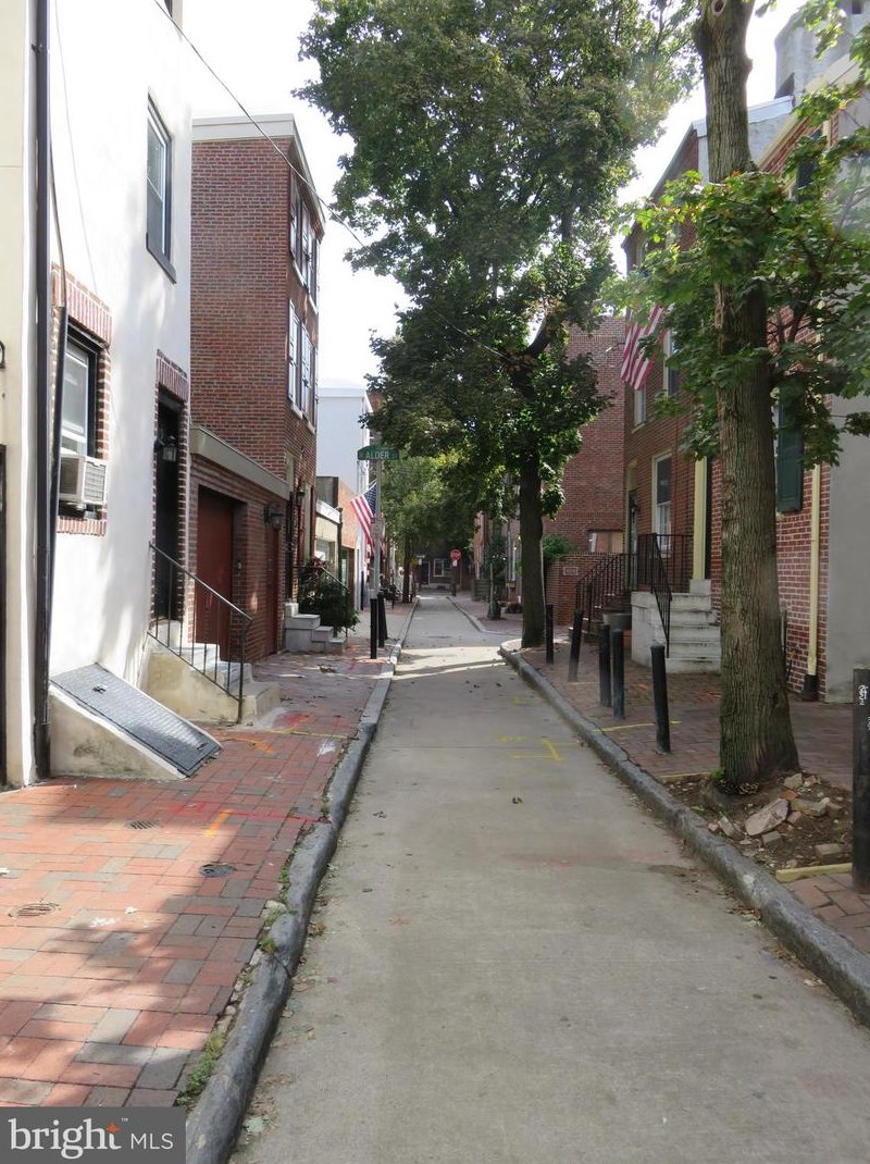1023 Waverly St, Philadelphia, PA 19147-1226