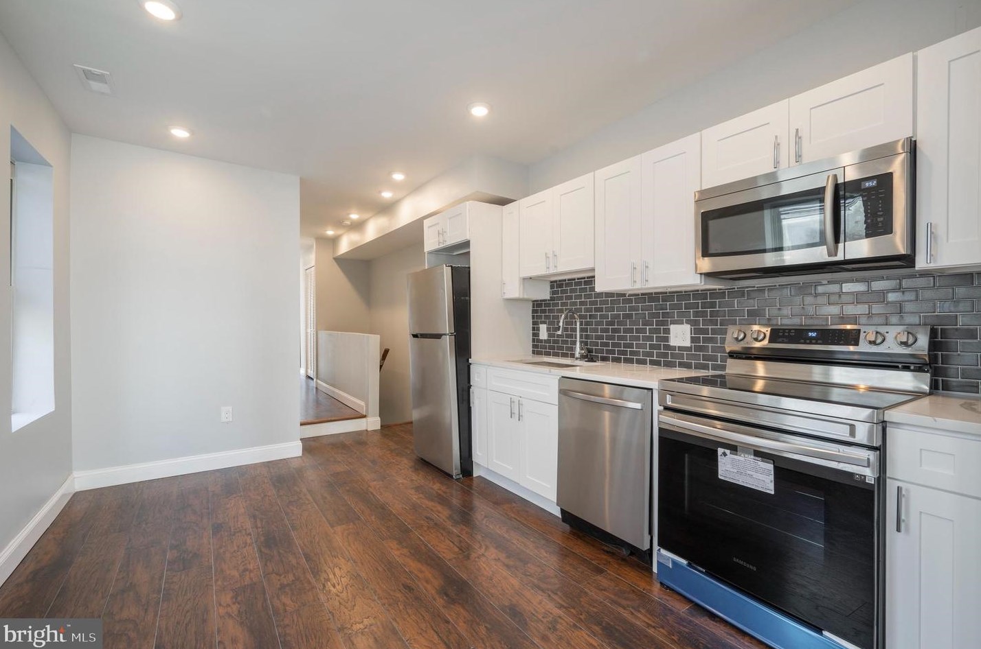 1135 Somerset St, Philadelphia, PA 19133-1222