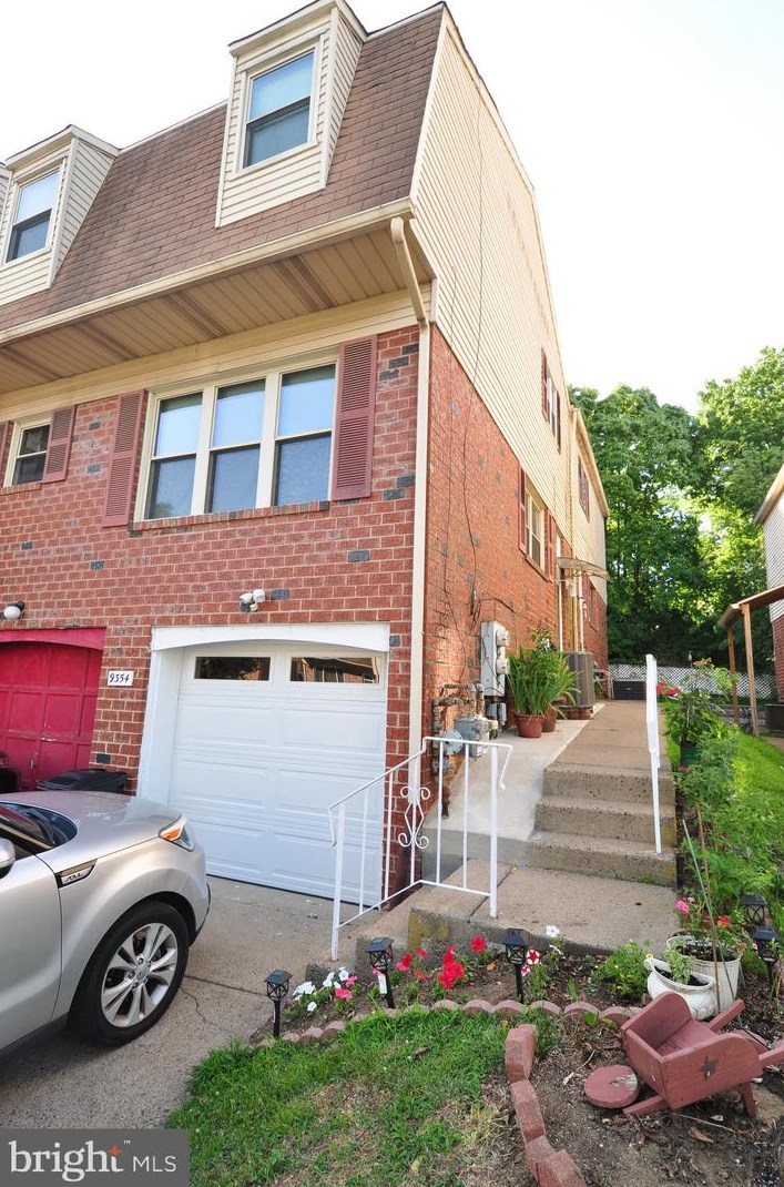 9354 Neil Rd, Philadelphia, PA 19115-4274