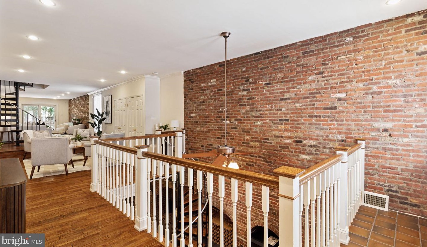 131 Pine St, Philadelphia, PA 19106-4311