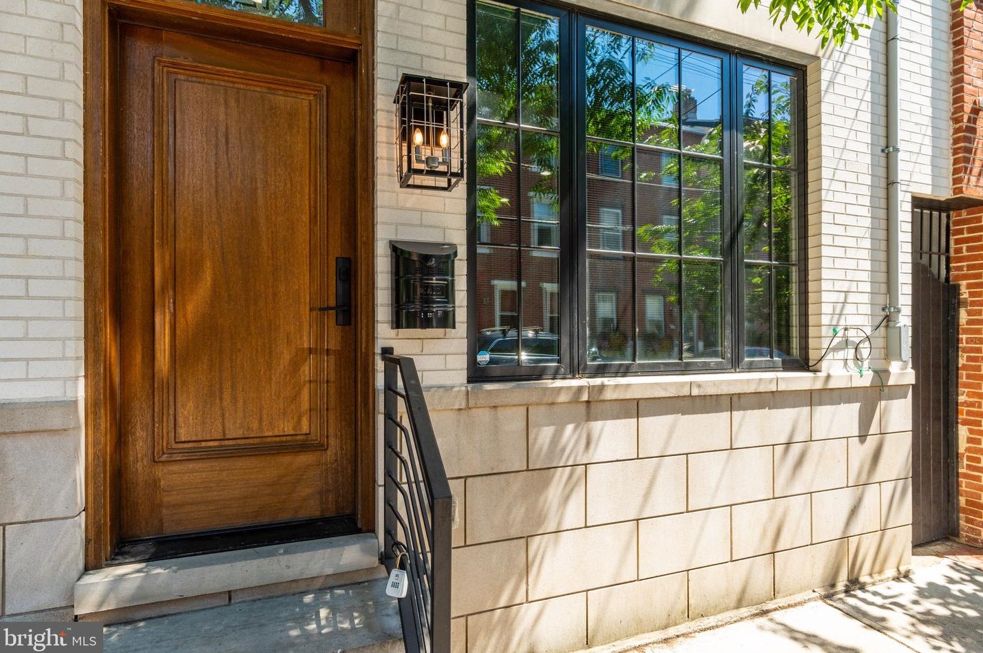 2211 Naudain St, Philadelphia PA  19146-1109 exterior