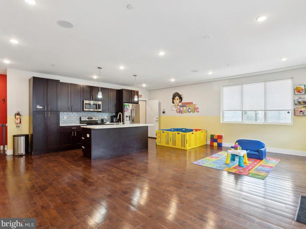 1853 Hoffman St, Philadelphia, PA 19145-2926