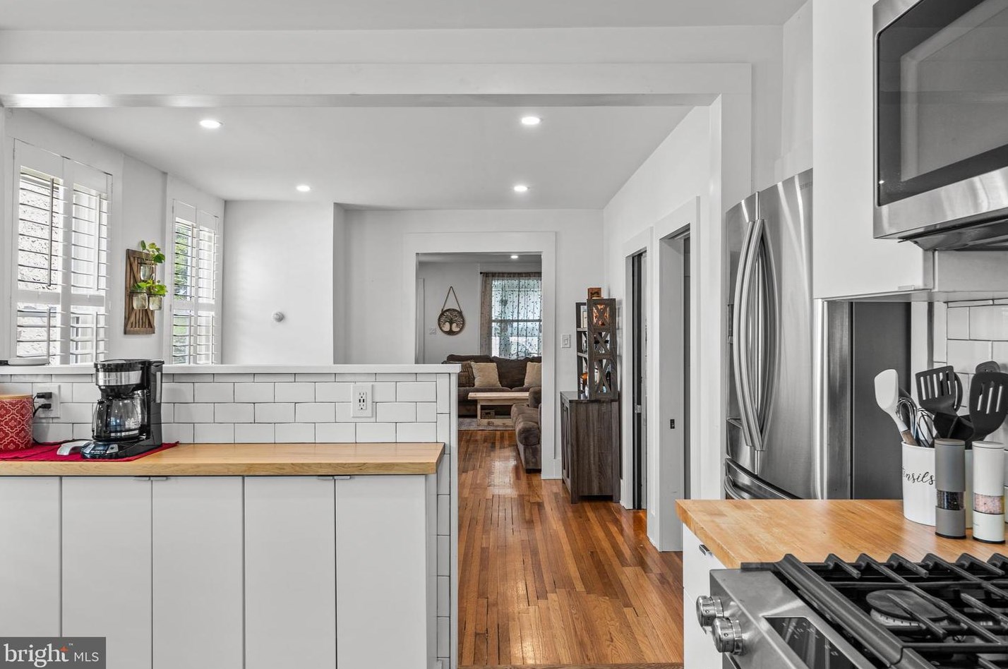 619 Shawmont Ave, Philadelphia PA 19128-3124 exterior