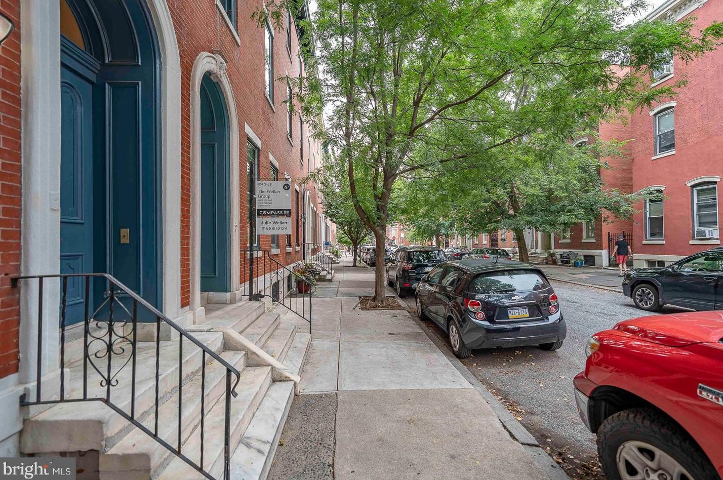 2021 Wallace St, Philadelphia, PA 19130-3221