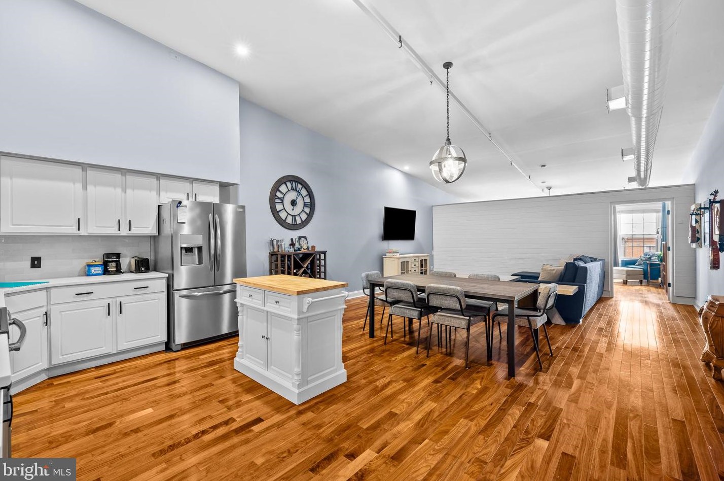104 N 2nd St #402, Philadelphia, PA 19106