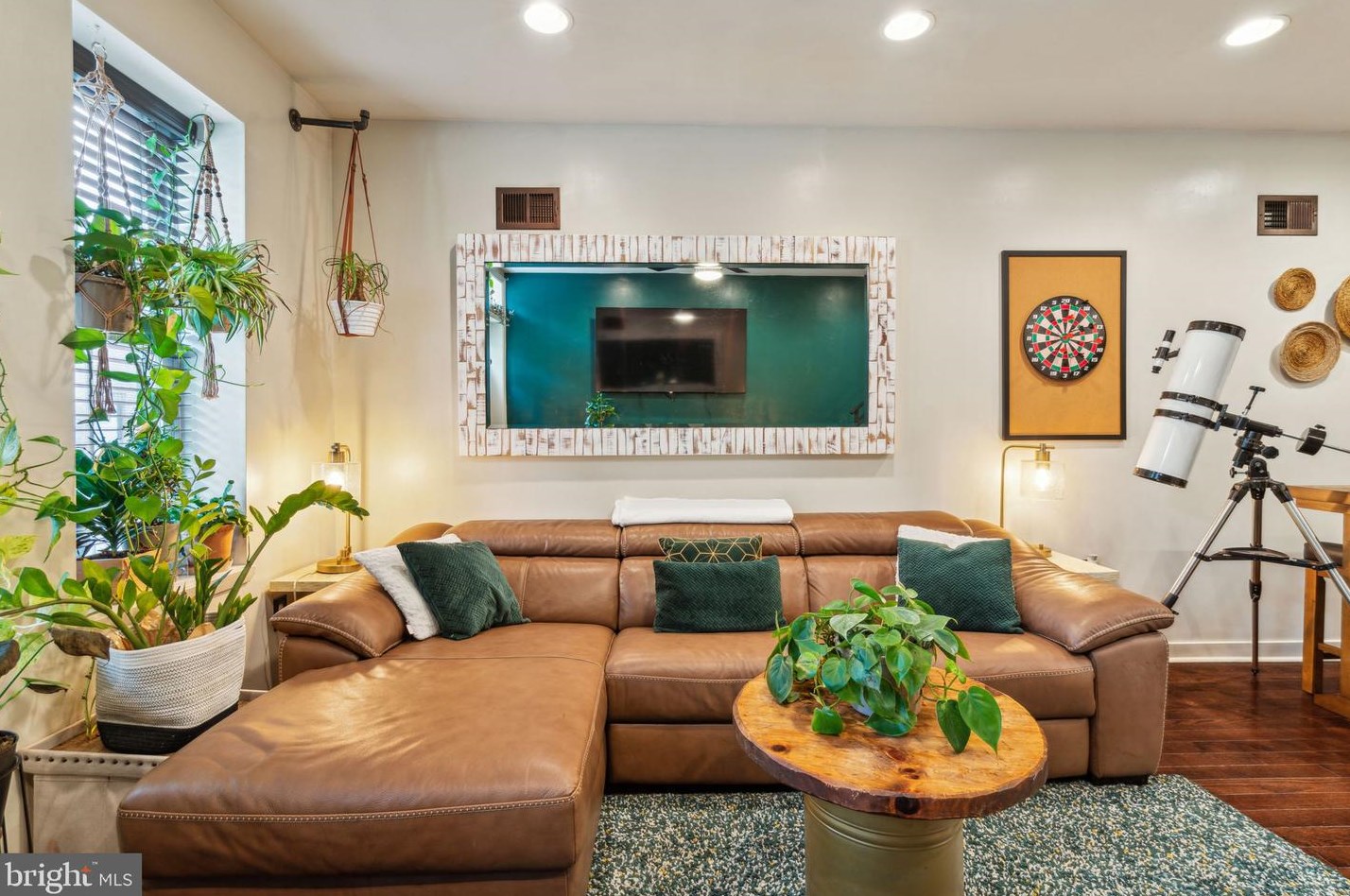 2639 Wilder St, Philadelphia PA  19146-4420 exterior