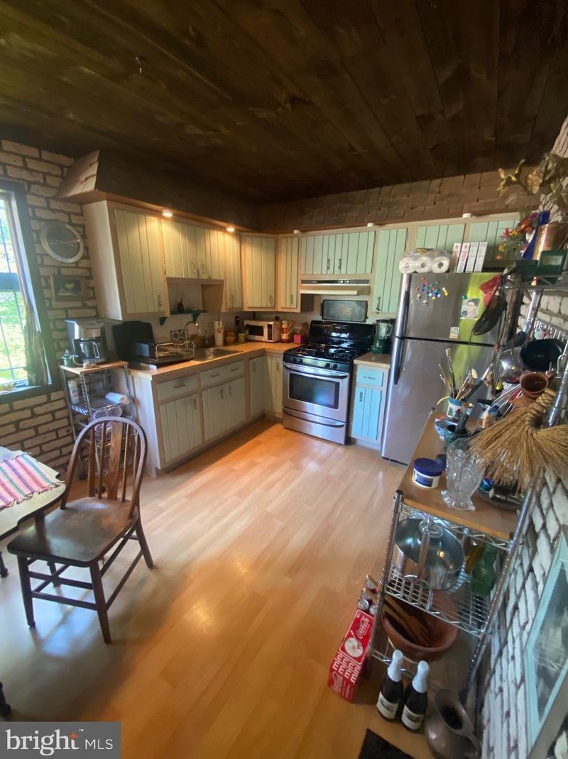 6104 Walker St, Philadelphia PA 19135-3525 exterior