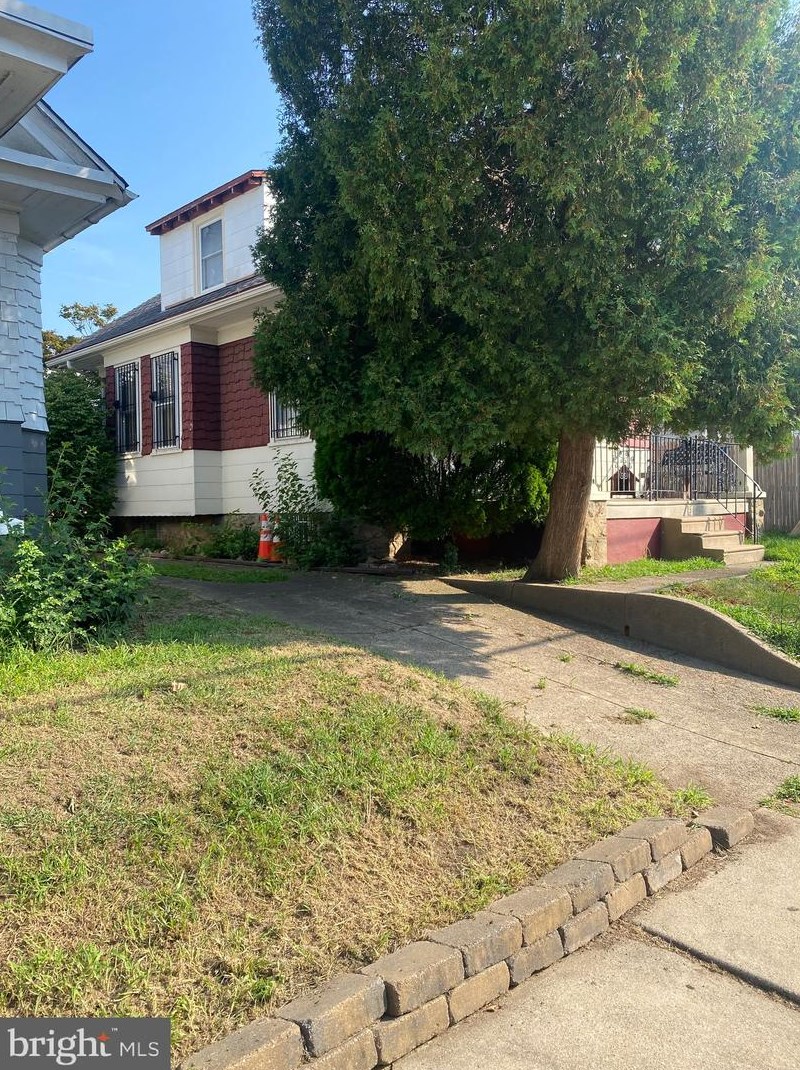 6104 Walker St, Philadelphia PA 19135-3525 exterior